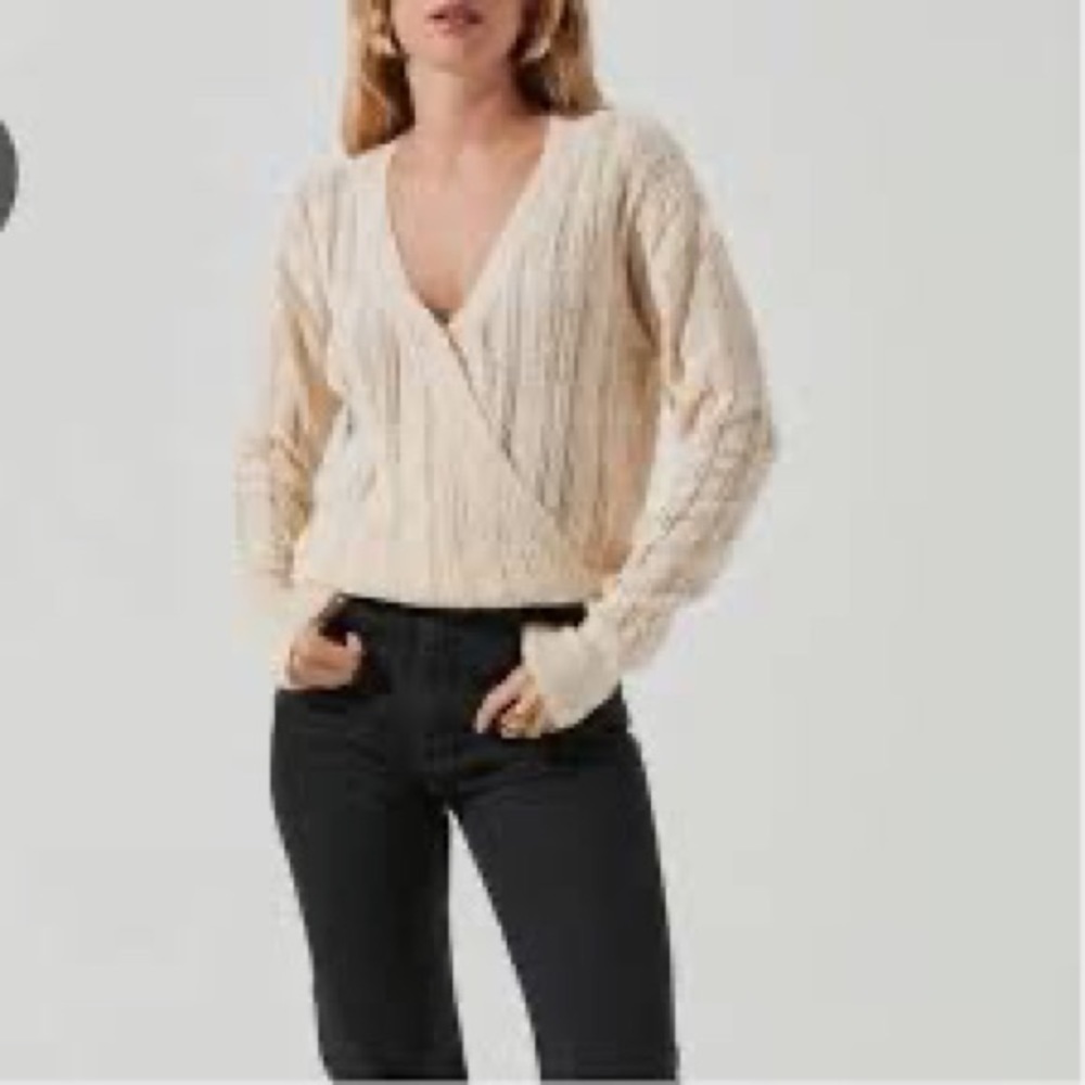 08- ASTR NWT Cream Long Sleeve Sweater Size Large. Polyester Blend Pit to Pit 22